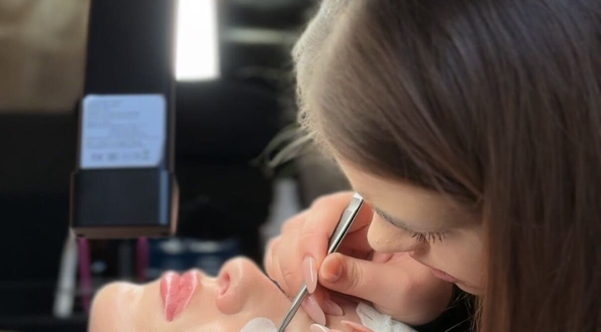 Specjalistka aplikuje rzęsy w 7Heaven Lashes and Brows, Warszawa, Województwo Mazowieckie, PL.