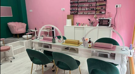 Interior del salón Cleopatra Nails en Madrid, Comunidad De Madrid, ES, mostrando estación de manicura elegante.