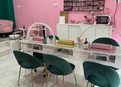 Interior de Cleopatra Nails con sillas verdes y ambiente elegante en Madrid, Comunidad De Madrid, ES.