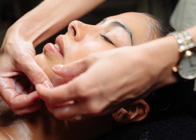 Tratamiento facial en Juiciosas Beauty, Tas-sliema, MT. Experiencia de relajación y cuidado de la piel.