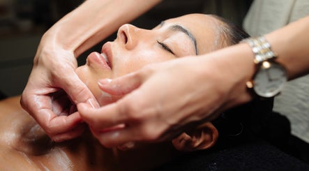Tratamiento facial en Juiciosas Beauty, Tas-sliema, MT. Experiencia de relajación y cuidado de la piel.