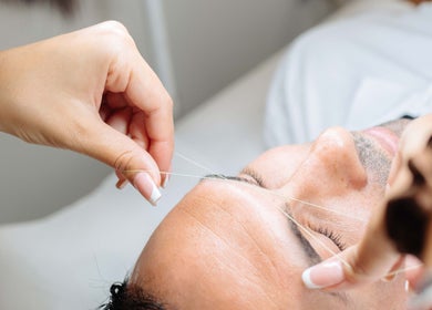 Depilación con hilo en Juiciosas Beauty, Tas-sliema, MT, especializada en belleza facial.