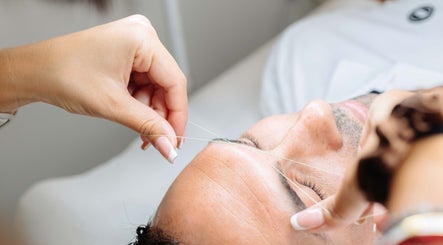 Depilación con hilo en Juiciosas Beauty, Tas-sliema, MT, especializada en belleza facial.