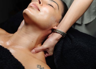 Masaje relajante en Juiciosas Beauty, Tas-sliema, MT, destacando cuidados personalizados y bienestar.