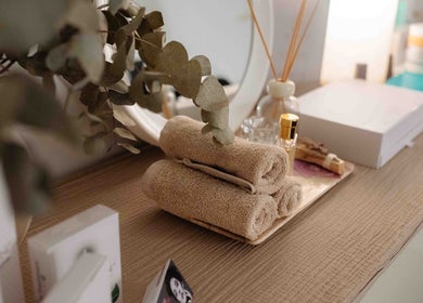 Toallas de Juiciosas Beauty en Tas-sliema, MT, dispuestas con elegancia.