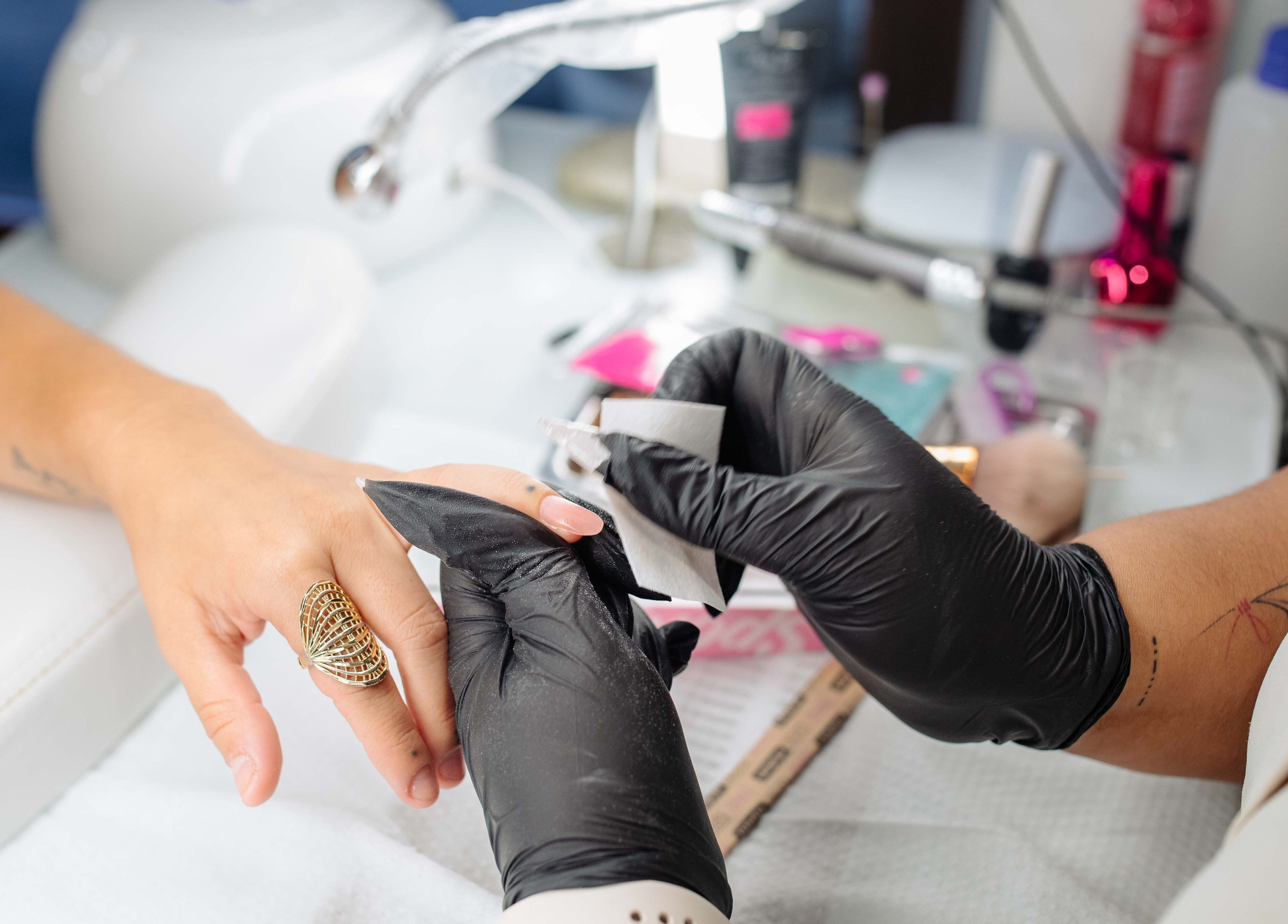 Servicio de manicura en Juiciosas Beauty, Tas-sliema, MT, mostrando un cuidado detallado de uñas.