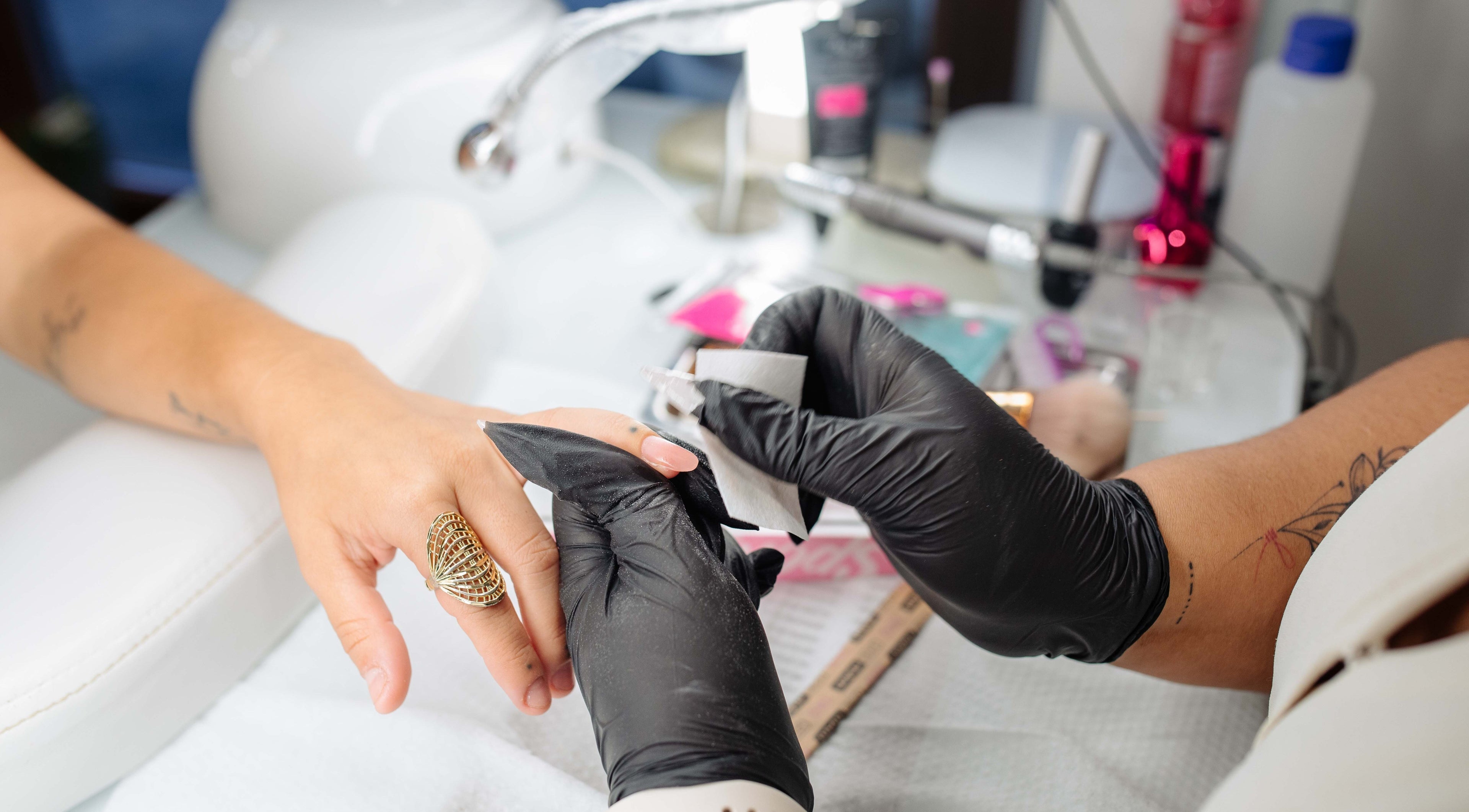 Servicio de manicura en Juiciosas Beauty, Tas-sliema, MT, mostrando un cuidado detallado de uñas.