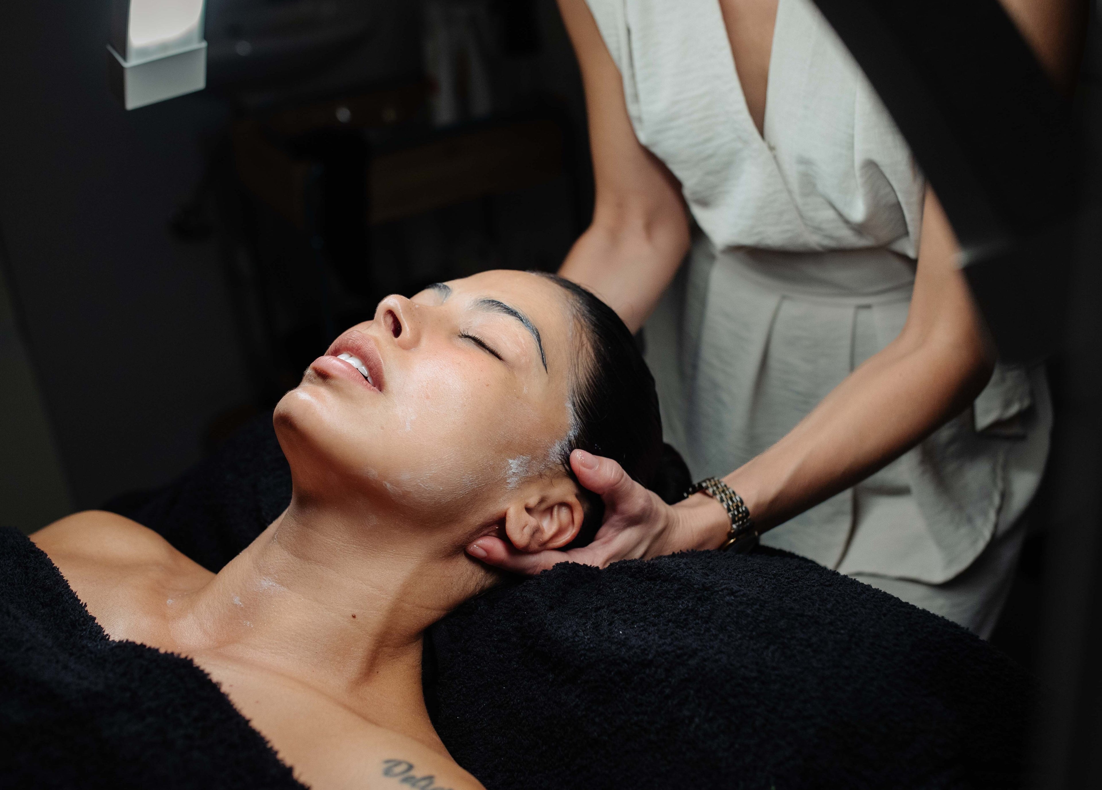 Tratamiento facial relajante en Juiciosas Beauty, Tas-sliema, MT, resaltando el cuidado de la piel.