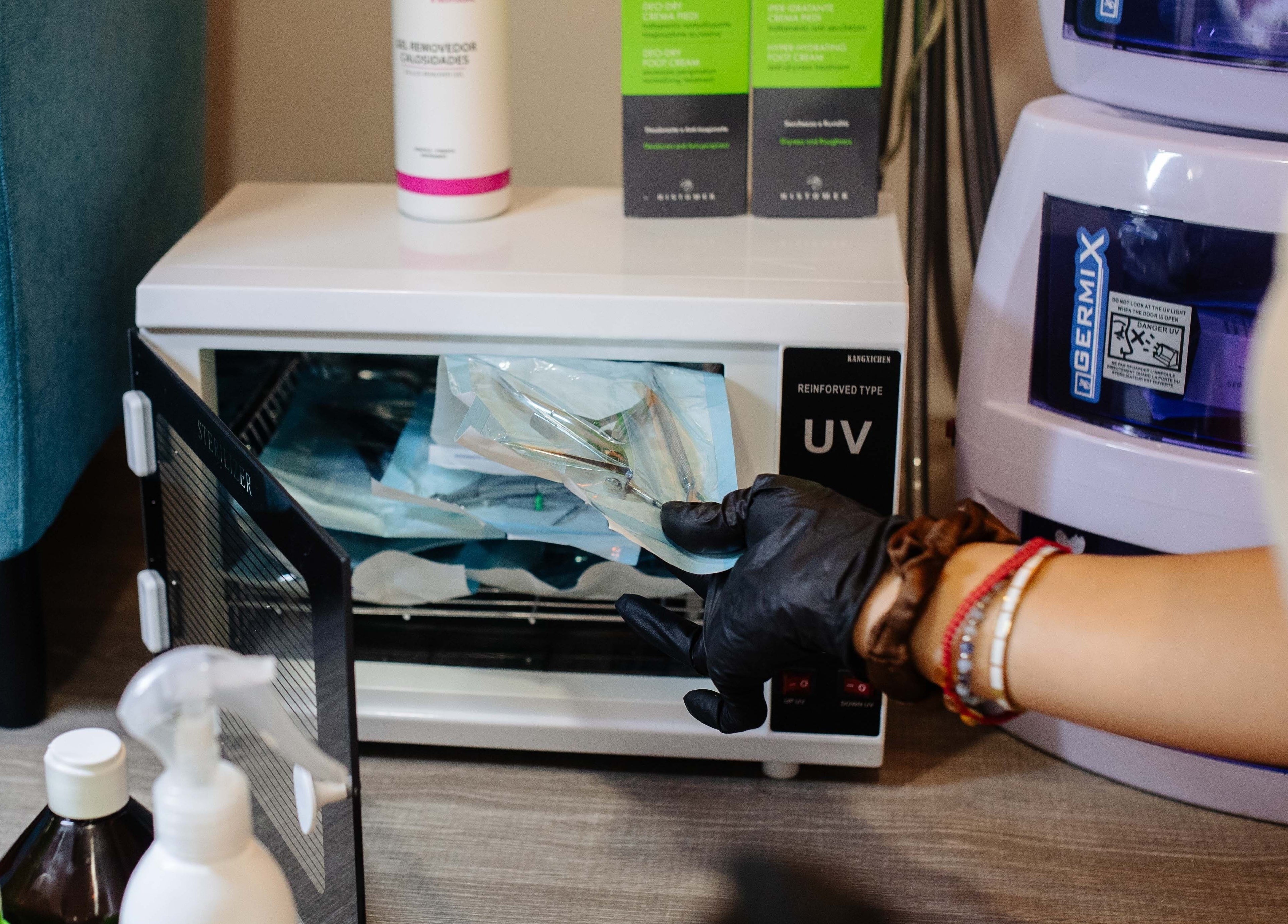 Herramientas desinfectadas en Juiciosas Beauty, Tas-sliema, MT, utilizando tecnología UV avanzada.