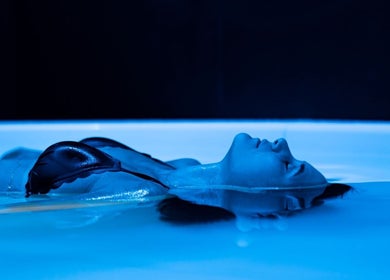 Personne flottant paisiblement au GRAVITI Lyon 6 - Centre de Flottaison, Lyon, Auvergne-rhône-alpes, FR.