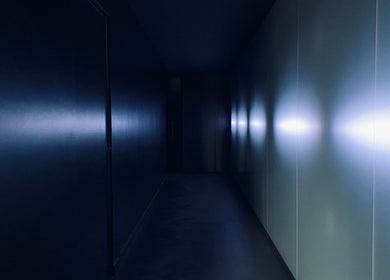 Couloir lumineux de GRAVITI Lyon 3 - Centre de Flottaison, à Lyon, Auvergne-rhône-alpes, FR.