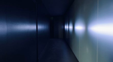 Couloir lumineux de GRAVITI Lyon 3 - Centre de Flottaison, à Lyon, Auvergne-rhône-alpes, FR.