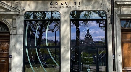 Entrée de GRAVITI Lyon 3 - Centre de Flottaison, reflet d'arbres sur les vitres. Adresse: Lyon, Auvergne-rhône-alpes, FR.