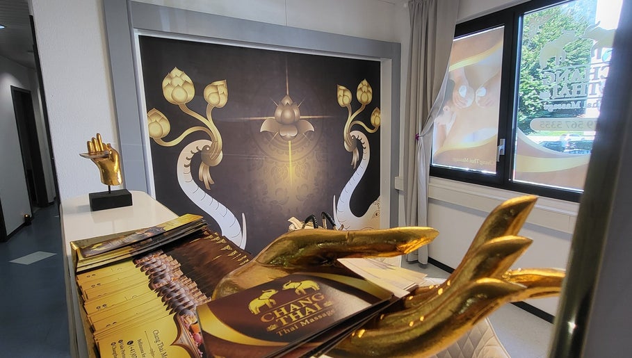 Interior of Changthai Massage in Bellinzona, Ticino, CH with gold decor and serene atmosphere.