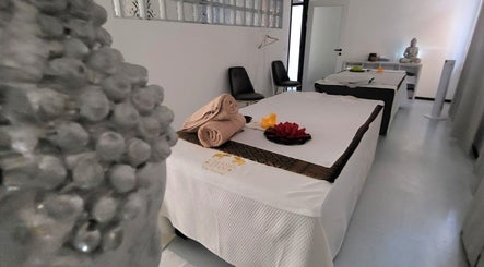 Relaxing massage room at Changthai Massage in Bellinzona, Ticino, CH with cozy tables and calming decor.
