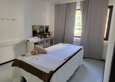 Relaxing massage room at Changthai Massage in Bellinzona, Ticino, CH with a serene ambiance.