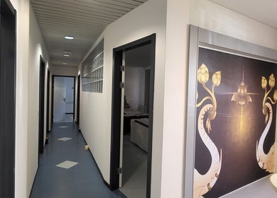 Elegant hallway at Changthai Massage, Bellinzona, Ticino, CH with decorative motifs on walls.