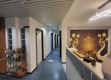 Elegant reception area at Changthai Massage, Bellinzona, Ticino, CH with Thai-inspired decor.