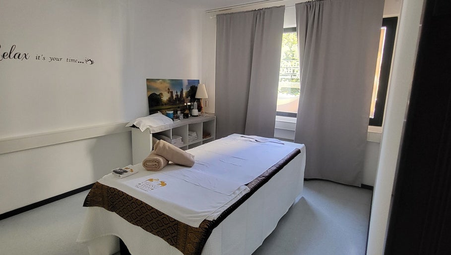 Tranquil massage room at Changthai Massage, Bellinzona, Ticino, CH, featuring cozy table and soothing decor.