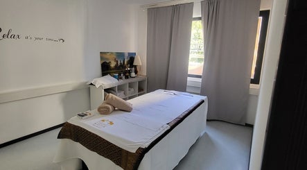 Tranquil massage room at Changthai Massage, Bellinzona, Ticino, CH, featuring cozy table and soothing decor.