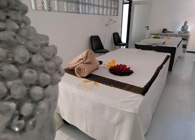 Relaxing massage room at Changthai Massage, Bellinzona, Ticino, CH; featuring serene decor and ambient lighting.