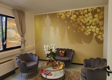 Relaxing lounge at Changthai Massage in Bellinzona, Ticino, CH with elegant seating and serene wall art.