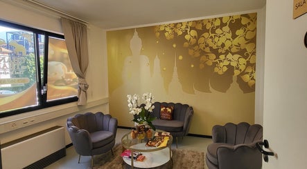 Relaxing lounge at Changthai Massage in Bellinzona, Ticino, CH with elegant seating and serene wall art.