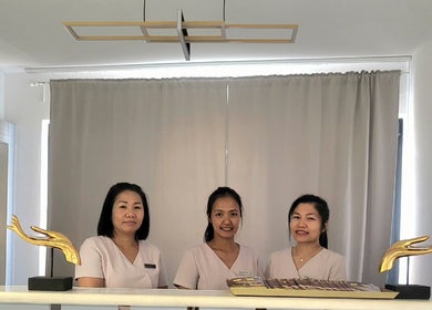 Friendly staff at Changthai Massage reception in Bellinzona, Ticino, CH, showcasing a welcoming atmosphere.