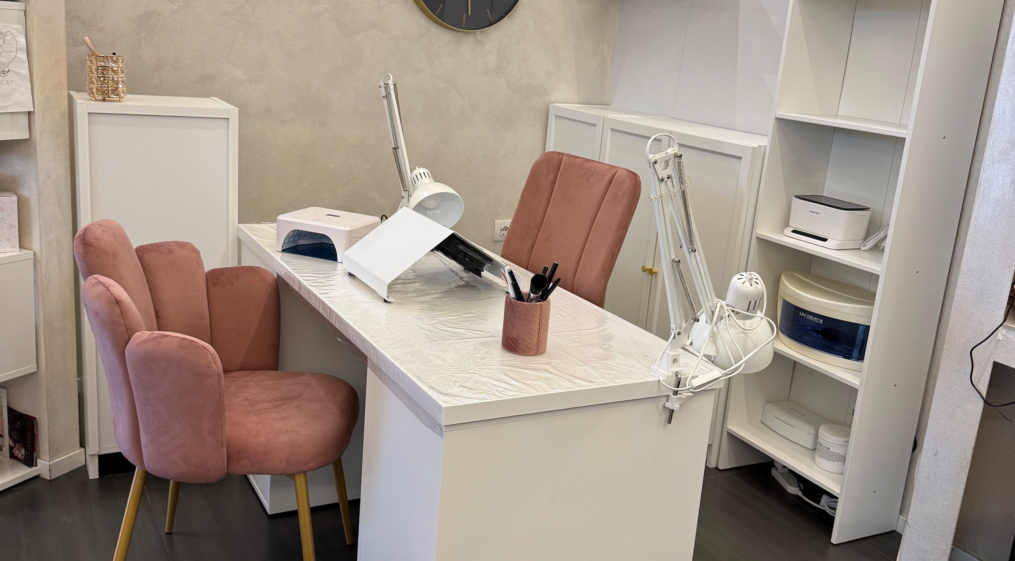 Interni moderni di RobxNails2.0 ad Anzola Dell'emilia, Emilia-romagna, IT con arredo elegante.