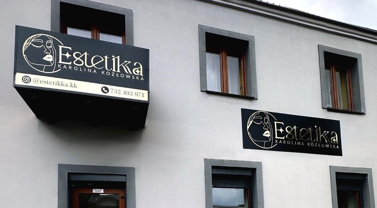 Fasada Estetikka Karolina Kozłowska, Radom, Województwo Mazowieckie, PL pokazuje elegancką markizę i logo.