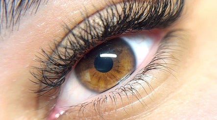 Close-up de um olho com cílios alongados em Sara | House of Beauty, Almada, Setúbal, PT.