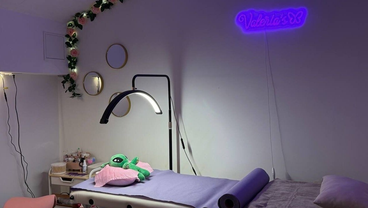 Relaxing treatment room at Valeria’s BEAUTY LAB in Badalona, Catalunya, ES with cozy decor and ambient lighting.