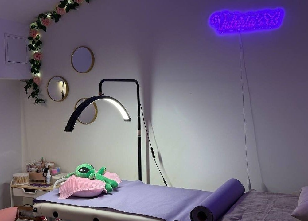 Relaxing treatment room at Valeria’s BEAUTY LAB in Badalona, Catalunya, ES with cozy decor and ambient lighting.