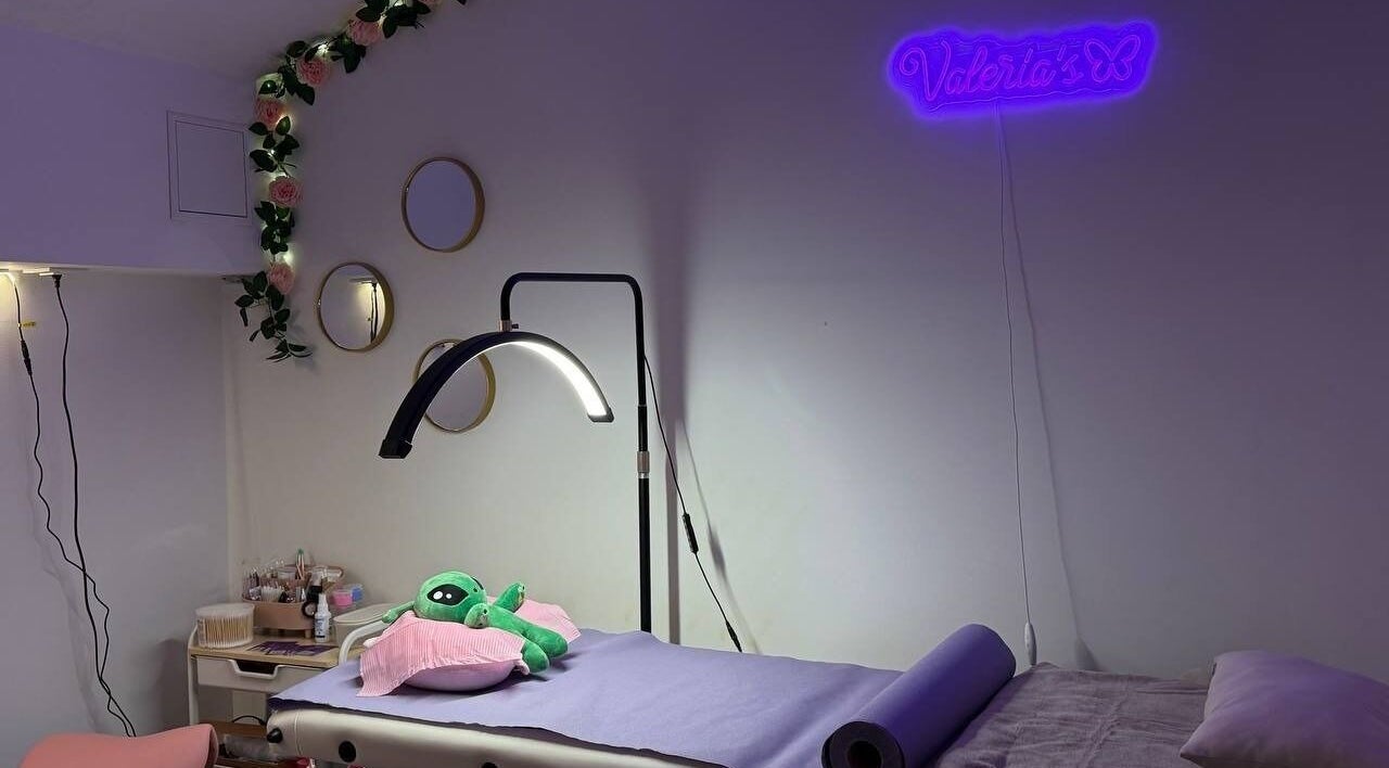 Relaxing treatment room at Valeria’s BEAUTY LAB in Badalona, Catalunya, ES with cozy decor and ambient lighting.
