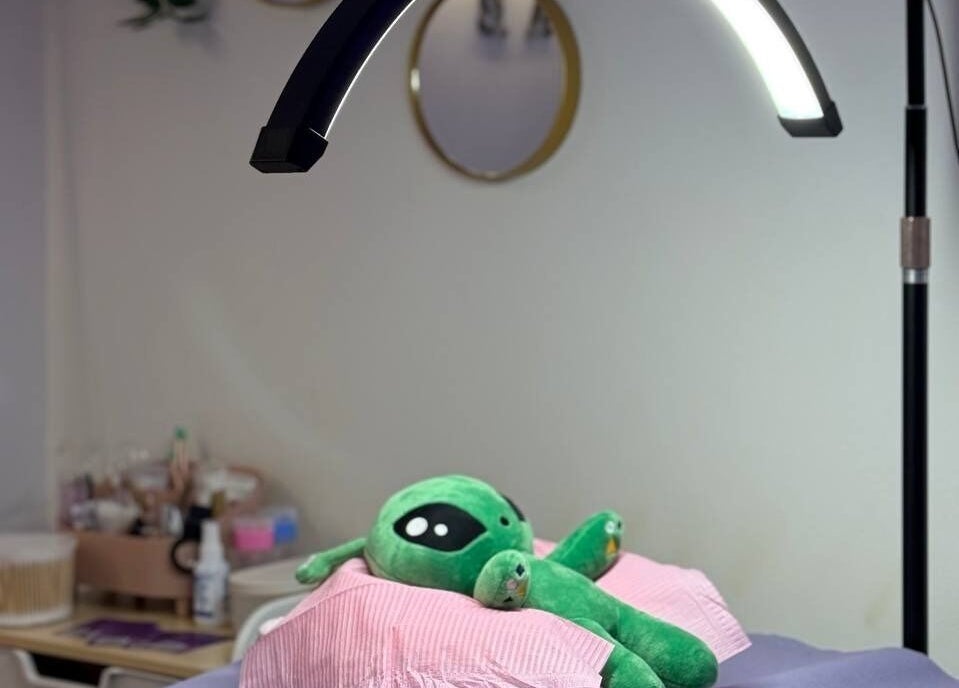 Treatment room at Valeria’s BEAUTY LAB in Badalona, Catalunya, ES with a plush toy under a lamp.