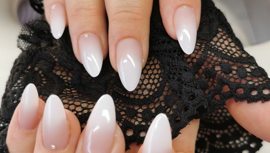 Manucure élégante chez EdeNail's à Billy-berclau, Hauts-de-France, FR avec des ongles en gel blanc.
