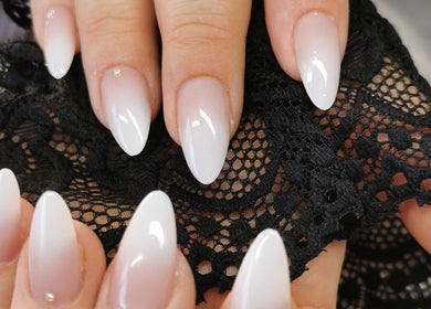 Manucure élégante chez EdeNail's à Billy-berclau, Hauts-de-France, FR avec des ongles en gel blanc.