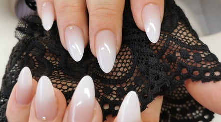 Manucure élégante chez EdeNail's à Billy-berclau, Hauts-de-France, FR avec des ongles en gel blanc.