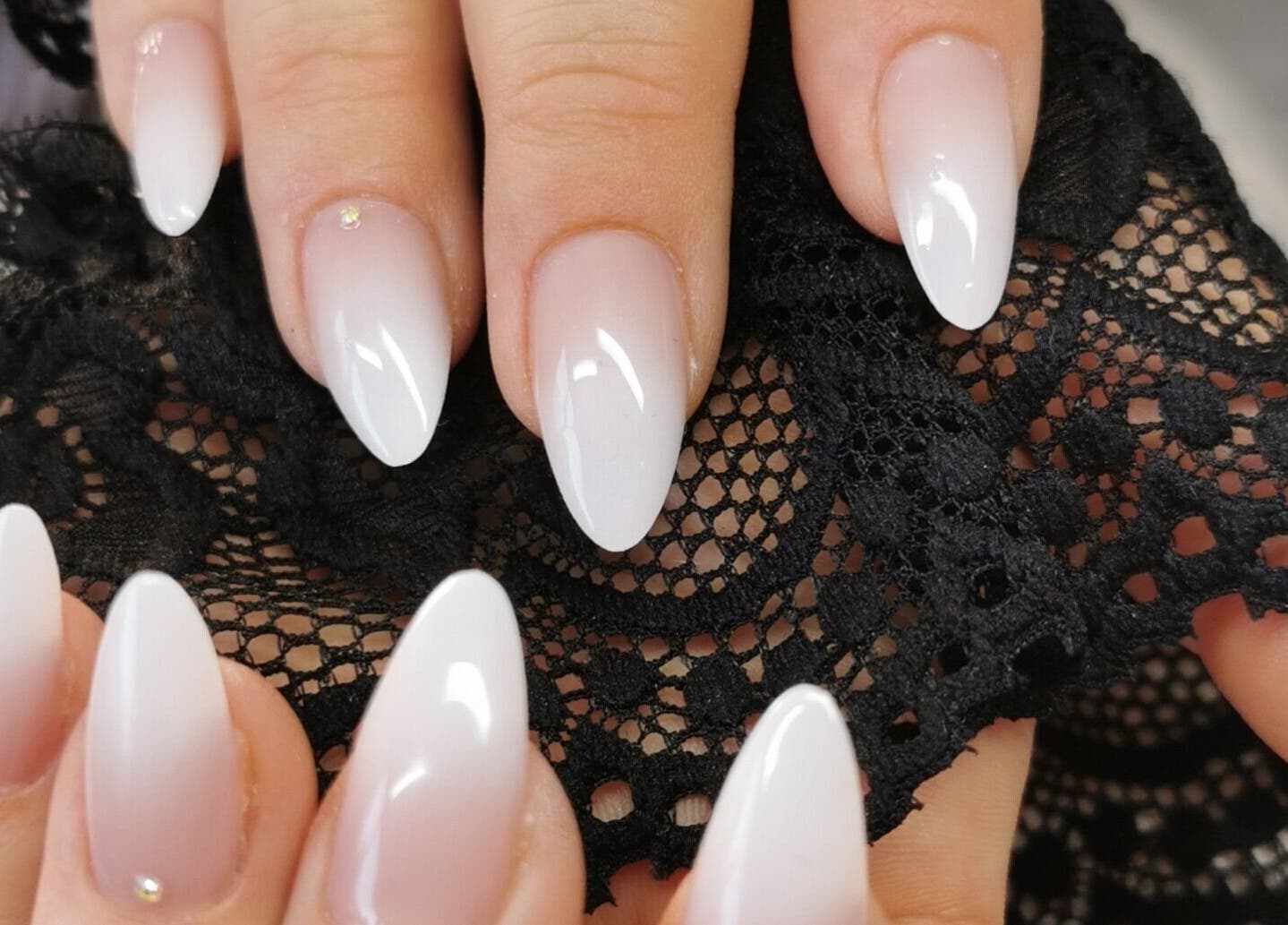 Manucure élégante avec motifs à EdeNail's, Billy-berclau, Hauts-de-france, FR.