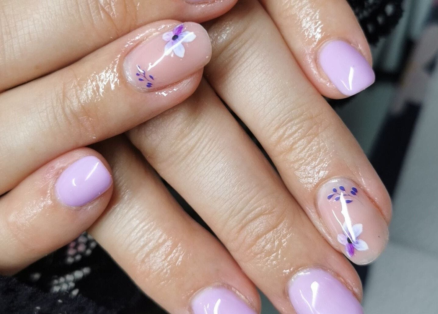 Nail art avec fleurs violettes à EdeNail's, Billy-berclau, Hauts-de-france, FR.