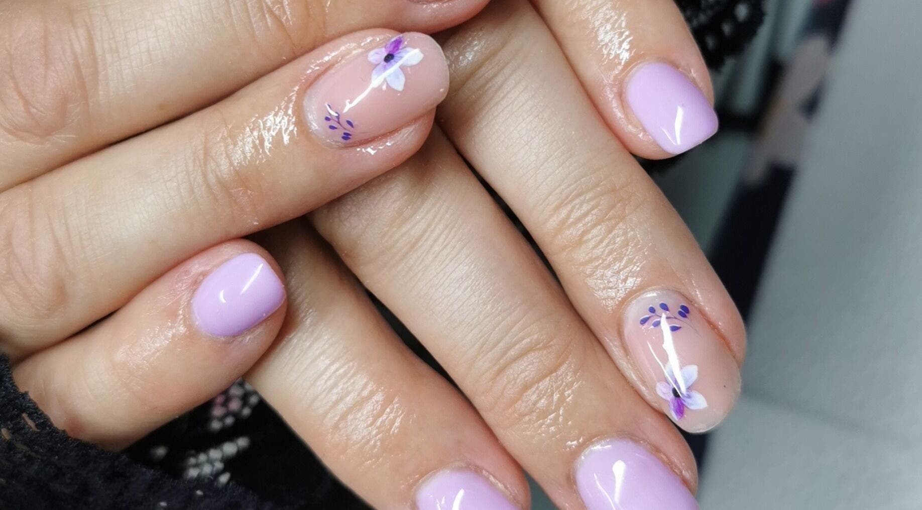 Nail art avec fleurs violettes à EdeNail's, Billy-berclau, Hauts-de-france, FR.