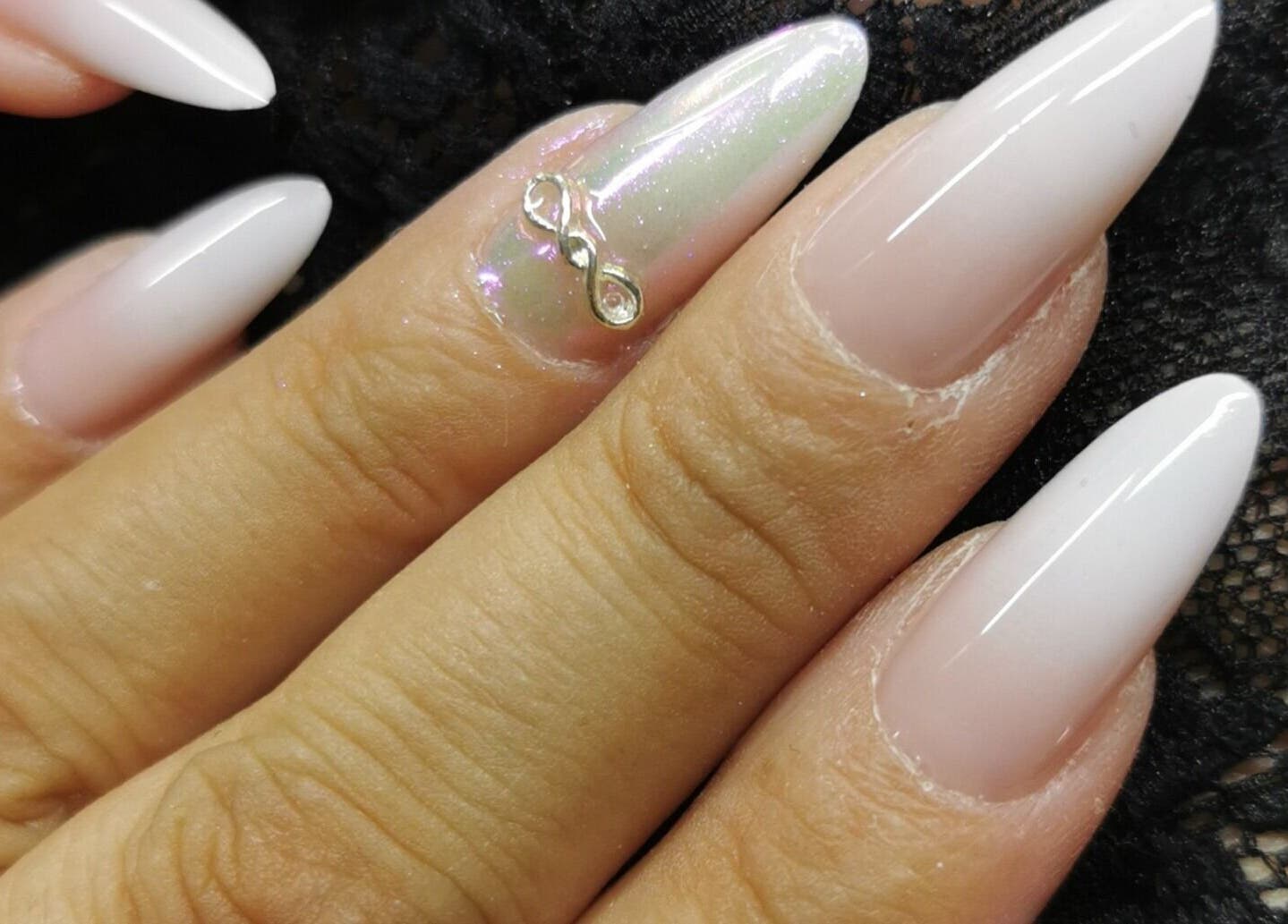 Manucure élégante à EdeNail's, Billy-berclau, Hauts-de-France, FR. Ongles ornés d'un motif scintillant.