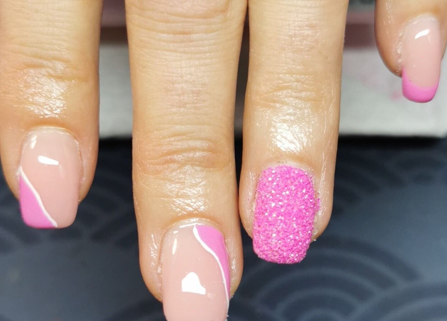 Design d'ongles rose élégant à EdeNail's, Billy-berclau, Hauts-de-France, FR.