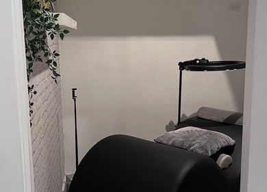 Cozy treatment area at Lash_nextdoor in Cambridge, Ontario, CA, featuring a relaxing setup with lush greenery.