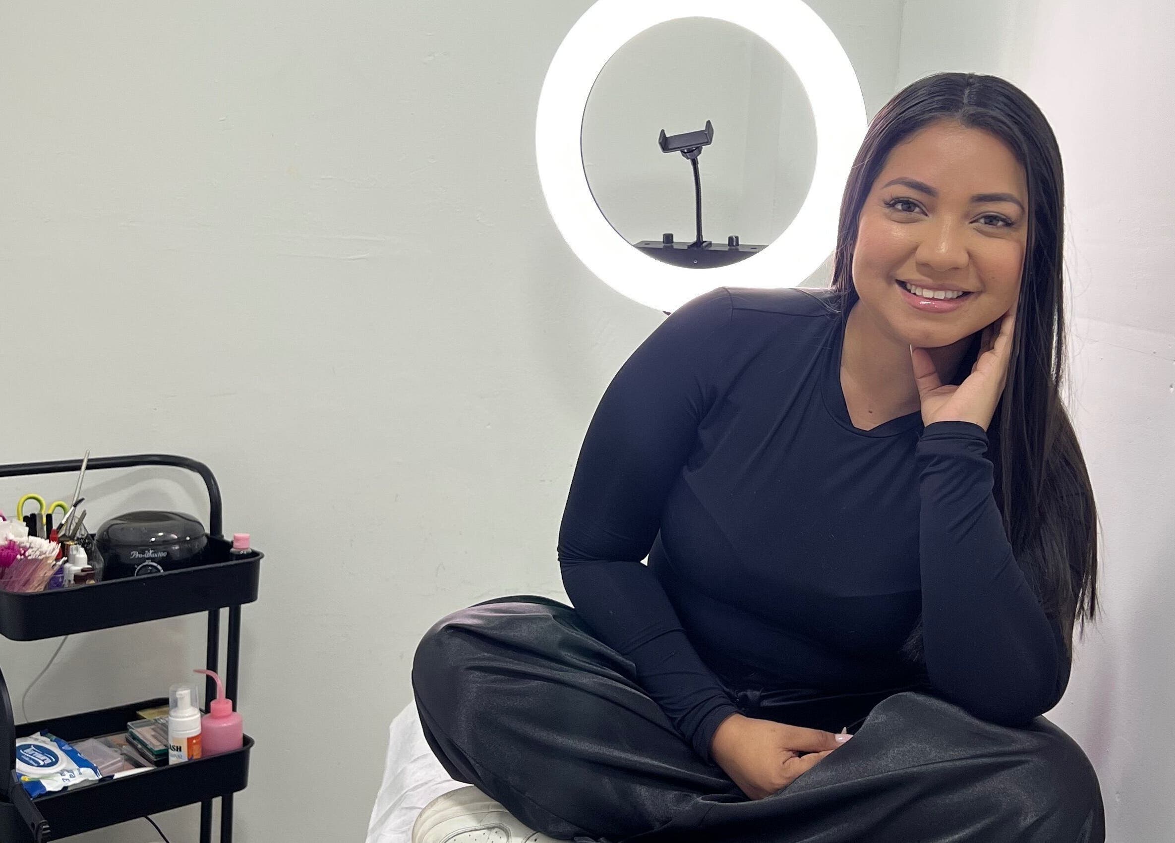 Paolashes beauty expert in tranquil spa setting, Panamá, Provincia De Panamá, PA.