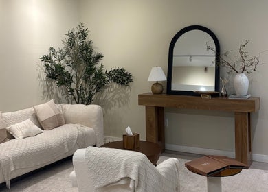 A cozy, elegant sitting area at REE SPA - TRIBECA, New York, New York, US with plush seating and tasteful decor.