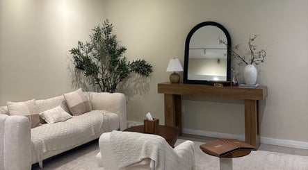 A cozy, elegant sitting area at REE SPA - TRIBECA, New York, New York, US with plush seating and tasteful decor.