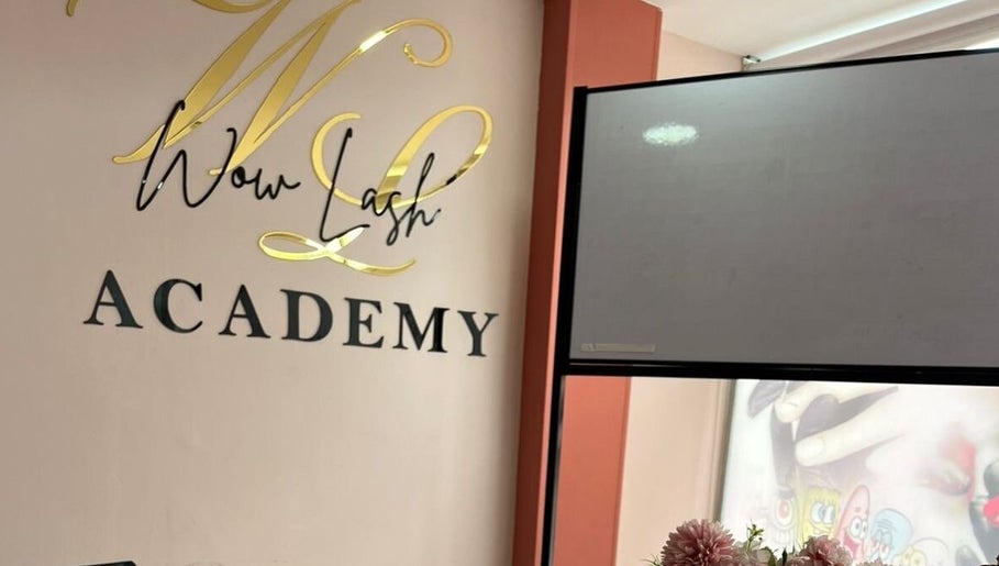 Entrada de Wow Lash en Bogotá, Bogotá, CO, mostrando logotipo elegante y ambiente acogedor.