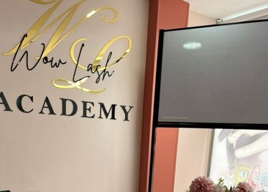 Entrada de Wow Lash en Bogotá, Bogotá, CO, mostrando logotipo elegante y ambiente acogedor.