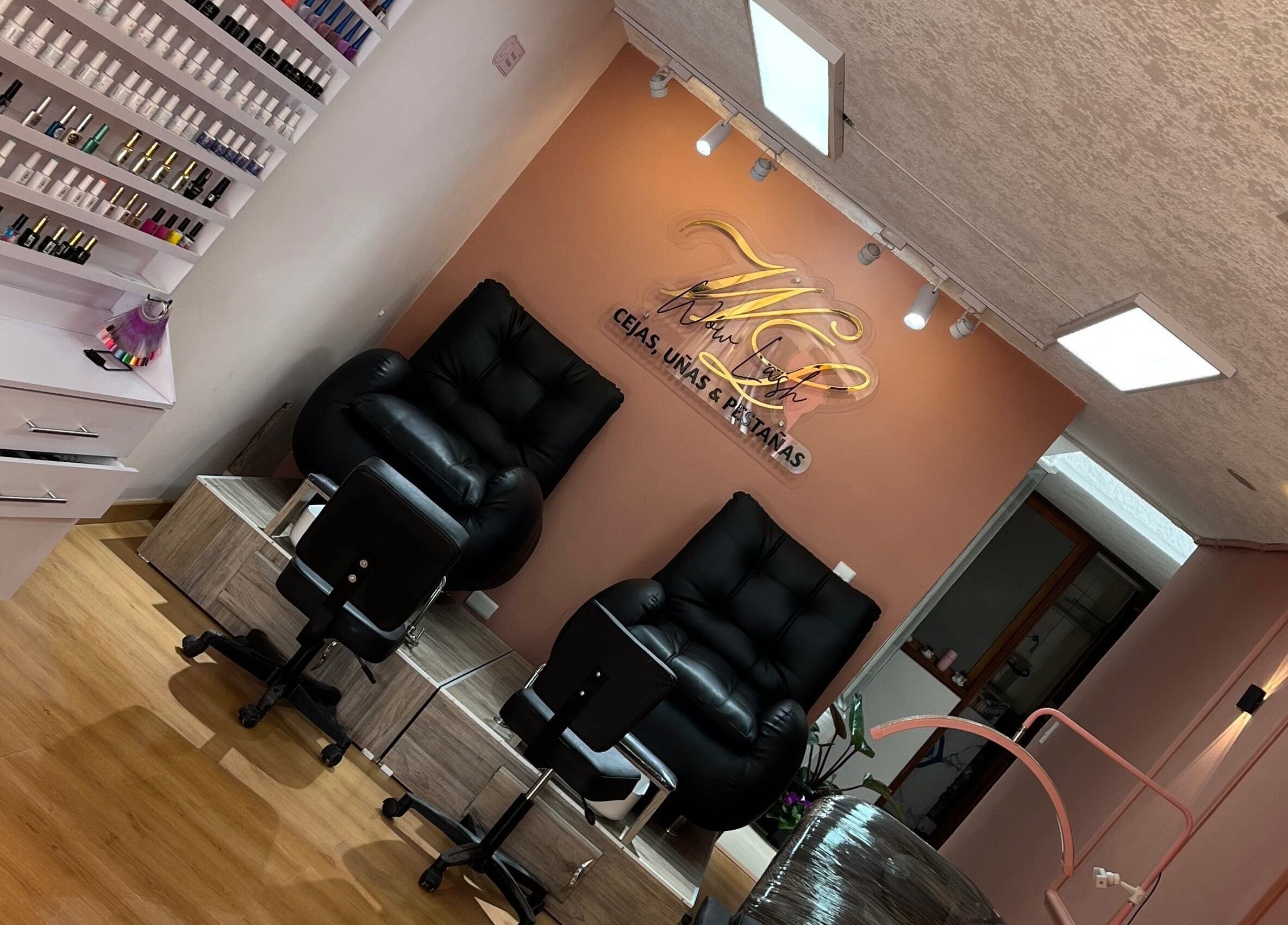 Zona de sillones de Wow Lash en Bogotá, Bogotá, CO, perfecta para tratamientos de belleza y spa.